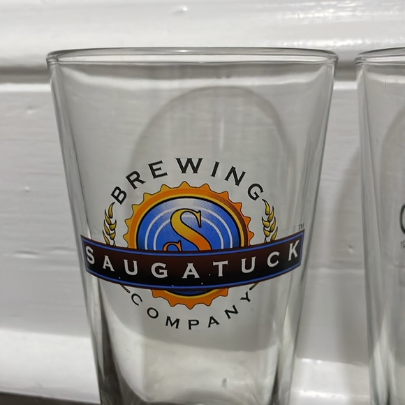 Bundle of 3 Vintage Beer Glasses - Saugatuck Brewing, Robin Hood, and Benchmade - Picture 2 of 5